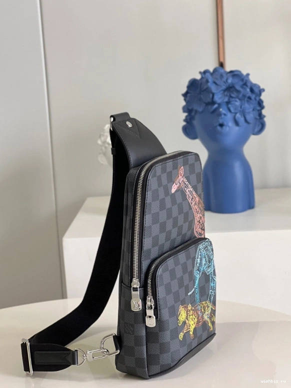 WIS VUITTON AVENUE LOUIS SLINGBAG 0824